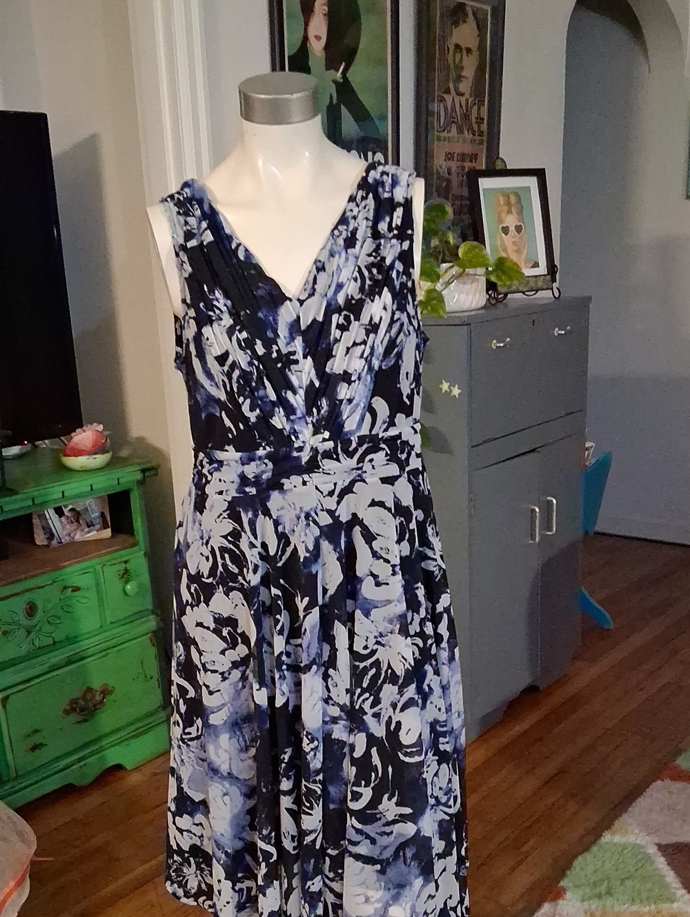 Vera Wang Navy and White Floral V-Neck Sleeveless Dress